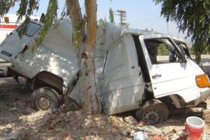 Lastiği patladı, ağaca tosladı: 2 yaralı