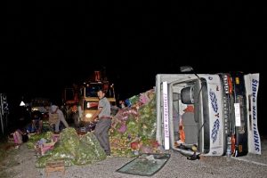 Otomobil devrilen kamyona &ccedil;arptı