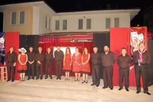 Bursa'yı karış karış gezerek tiyatroyu sevdiriyorlar
