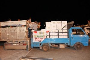 Ateş altındaki Suriye'de yardım dağıttılar