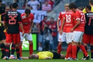 Dostluk ma&ccedil;ında hakem nakavt