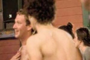 Facebook'un kurucusu &ccedil;ıplak!