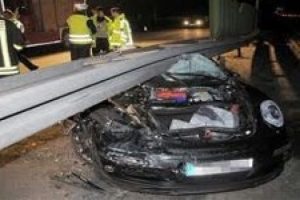Porsche 15 metre u&ccedil;tu: 2 &ouml;l&uuml;
