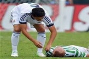 Nuri Şahin rakibinin &ccedil;enesini kırdı