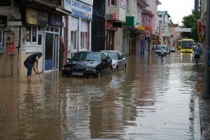 20 dakikalık yağmur caddeleri g&ouml;le &ccedil;evirdi