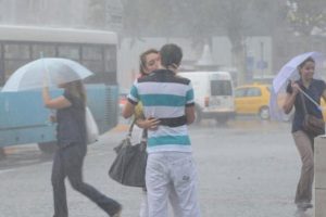Yağmurda romantizm