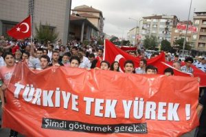 İneg&ouml;ll&uuml; gen&ccedil;ler ter&ouml;r&uuml; lanetledi