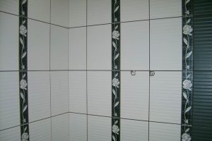Banyo duvarı kadının &uuml;zerine devrildi