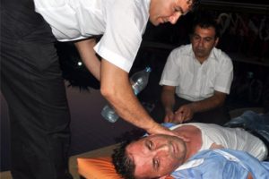 T&uuml;rkiye'nin ilk y&uuml;z nakli yapılan Uğur Acar iftarda sara n&ouml;beti ge&ccedil;irdi