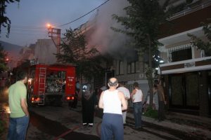 Yangın mahalleliyi sokağa d&ouml;kt&uuml;