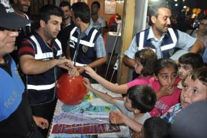 Polislerden &ccedil;ocuklara balonlu uyarı