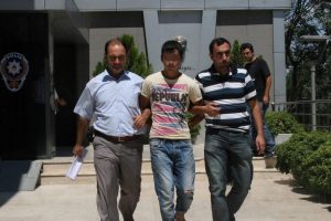 &Ouml;nce yumruk attı sonra gasp etti