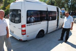 Minib&uuml;s asfalta g&ouml;m&uuml;ld&uuml;