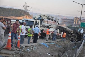 TEM'de TIR'lar &ccedil;arpıştı, trafik fel&ccedil; oldu