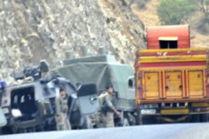 Hakkari'de askeri konvoya saldırı