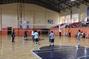 Camiler voleybolda yarışıyor