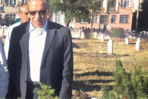 Arın&ccedil; 'o mezarı' buldu