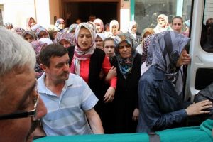 Kucağında &ccedil;ocuğuyla otomobilin altında kalan baba, son yolculuğuna uğurlandı