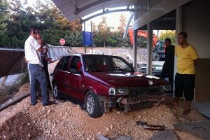 Hız yapınca pazar yeri inşaatına daldı