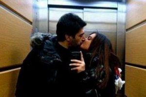 Hakan Ural kızıyla dudak dudağa
