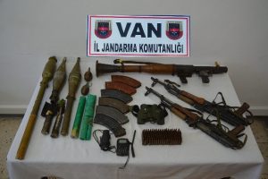 PKK'lının &uuml;zerinden cephanelik &ccedil;ıktı