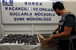 Ka&ccedil;ak telefonlar Bursa'da polise takıldı
