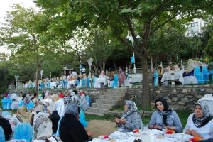 Kur'an-ı Kerim kursu &ouml;ğrencilerinin hatim sevinci
