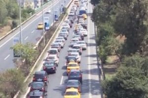 K&ouml;pr&uuml;deki kaza trafiği fel&ccedil; etti!