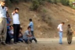 PKK'lılar Şemdinli'de b&ouml;yle yol kesti