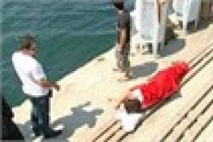 Kız Kulesi'ni seyrederken denize d&uuml;şt&uuml;