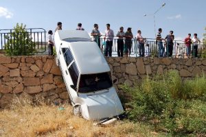 Otomobil bah&ccedil;eye u&ccedil;tu: 2 yaralı
