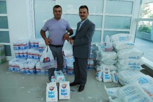 Gemlik'te iş&ccedil;i ve memurlar erzaklarını aldılar