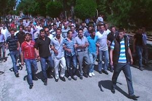 Kura &ccedil;ekiminin yapıldığı binayı bastılar