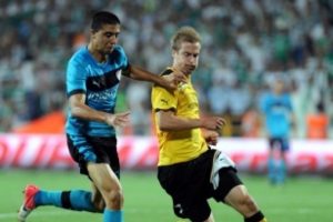 Timsah zorlu viraja giriyor