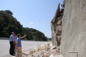 Şehirlerarası yolda heyelan tehlikesi