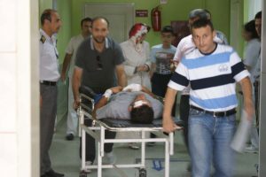 &Ccedil;alıştığı makinenin &uuml;zerinden d&uuml;şt&uuml;