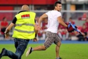 Avusturya polisinin T&uuml;rk taraftarla imtihanı