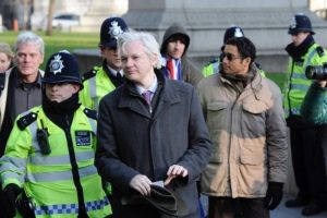 Ekvador'dan Assange'a sığınma hakkı
