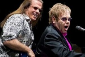 Elton John'un bas&ccedil;ısı intihar etti