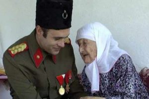 103 yaşındaki Fatma nine s&uuml;rprizi ger&ccedil;ek sanınca