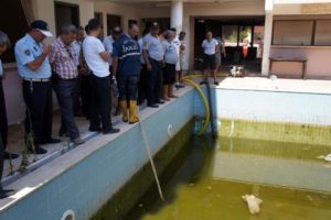 Arkadaşını balta ile &ouml;ld&uuml;rd&uuml;