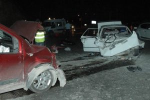 Otomobiller &ccedil;arpıştı: 1 &ouml;l&uuml;, 8 yaralı