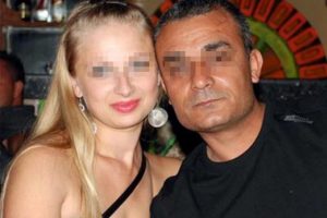 Eşini erkeklere pazarlayıp &ccedil;ektiği g&ouml;r&uuml;nt&uuml;lerle şantaj yaptı