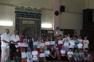 Kur'an kursu &ouml;ğrencilerinin sertifika sevinci