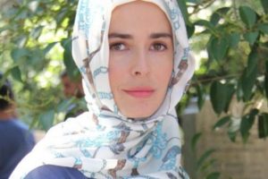 Pelin Batu t&uuml;rban taktı