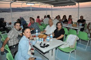 Deniz ortasında iftar