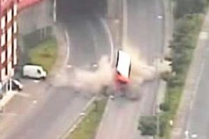T&uuml;nelden &ccedil;ıkan TIR ref&uuml;je b&ouml;yle girdi