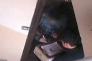 Postacı kılığında geldiler
