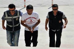 Tartıştığı arkadaşını baltayla &ouml;ld&uuml;rd&uuml;