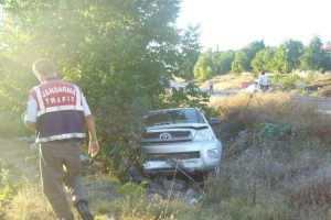 Kamyonet şarampole yuvarlandı